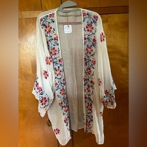 Kimono with floral embroidery